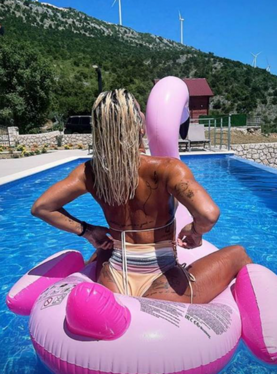 RAŠIRILA NOGE I POKAZALA PERTLE I ŠKOLJKE Milica Dabović nakon zadnjice na pesku, postavila hit slike iz bazena (FOTO)