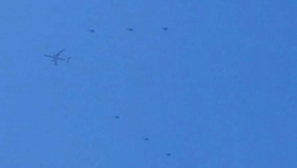 NAŠI MIGOVI DOPRATILI AVION EGIPATSKOG PREDSEDNIKA Sletanje na beogradski aerodrom propratili i građani (FOTO,VIDEO)