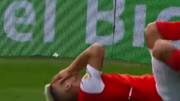 OVO JOŠ NIJE VIĐENO Navijači uspeli da fudbalera u glavu pogode ribom (VIDEO)