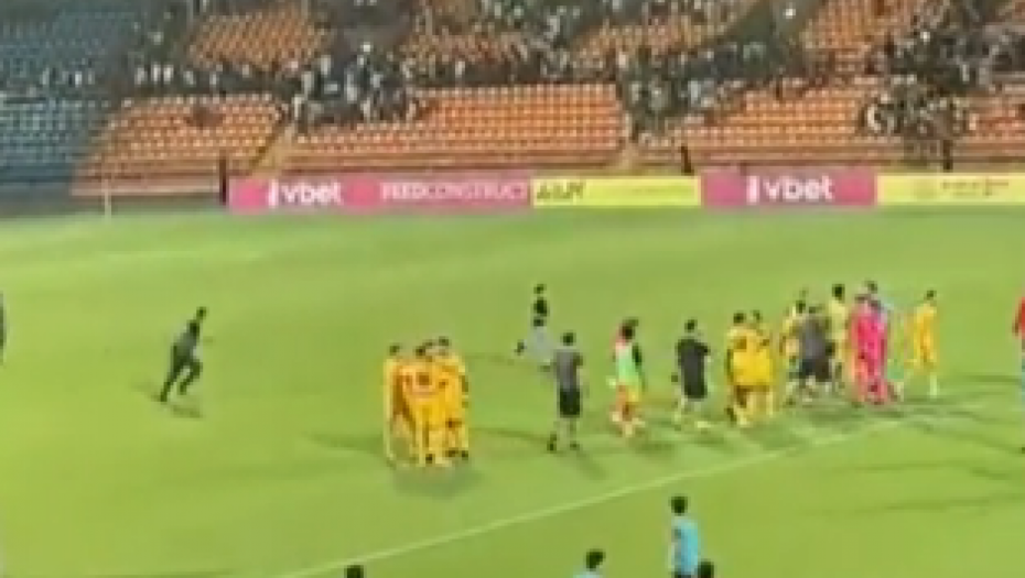 HAOS NA MEČU POTENCIJALNIH ZVEZDINIH RIVALA Direktor ošamario navijača, pa ga bacio na pod (VIDEO)