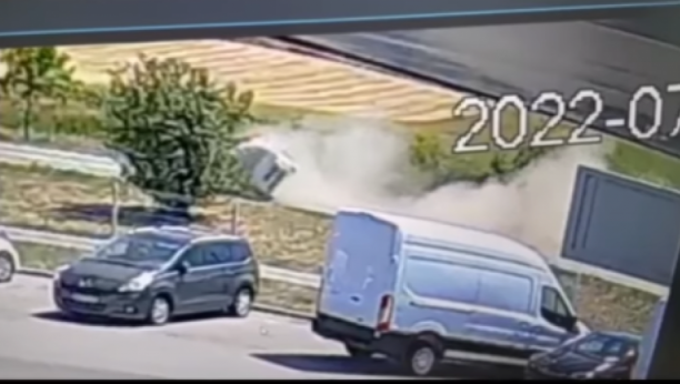 SAOBRAĆAJNA NESREĆA KOD ŠAPCA Automobil od siline udarca leteo, u njemu dve žene i troje dece (UZNEMIRUJUĆI VIDEO)
