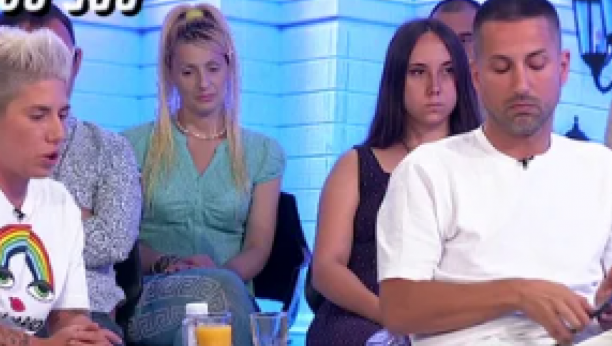 AJMO KARTE NA STO, DA VIDIMO KO JE GREŠIO Matora sasula Anđelu u lice sve, Sandra nije mogla da ostane suzdržana