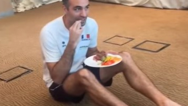 MAKAR NAS POŠTUJTE Francuzi u šoku, moraju da jedu na podu (FOTO/VIDEO)