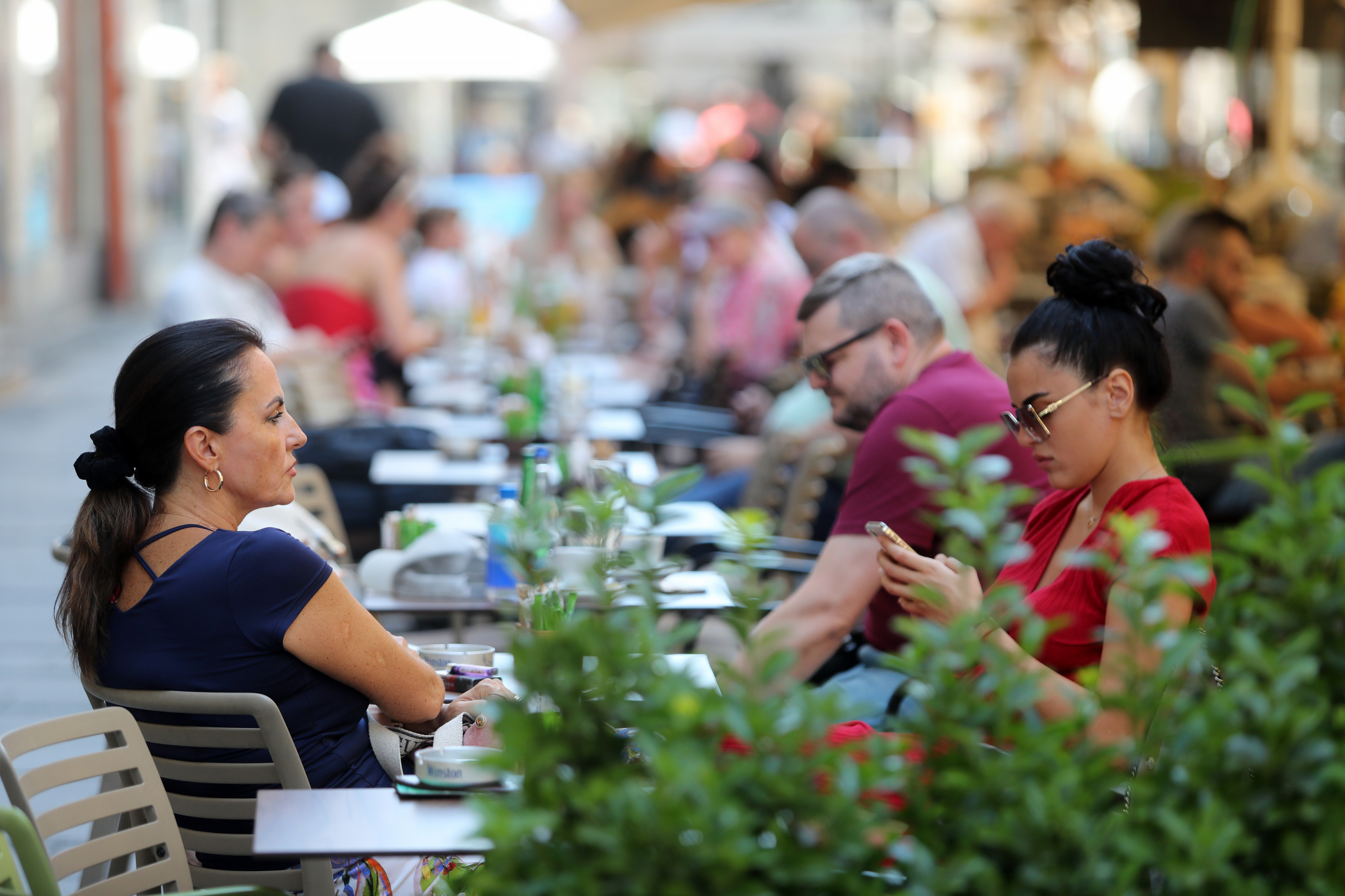 METEOROLOZI NAJAVLJUJU ZA DANAS I SUTRA EKSTREMNO VISOKU TEMPERATURU Limunada i lepeza su spas od toplotnog udara