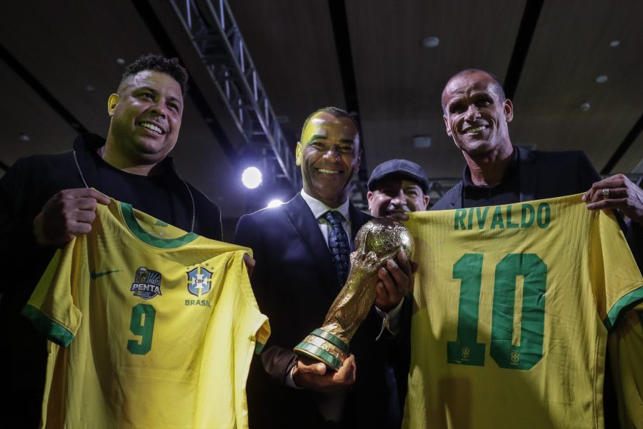 PAPARACO Legendarni brazilski fudbaler pokazao nikad veći stomak: Pojeo je loptu