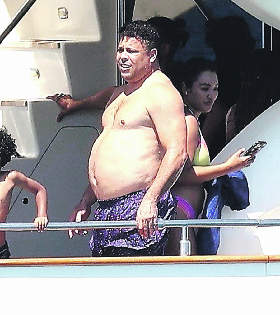 PAPARACO Legendarni brazilski fudbaler pokazao nikad veći stomak: Pojeo je loptu