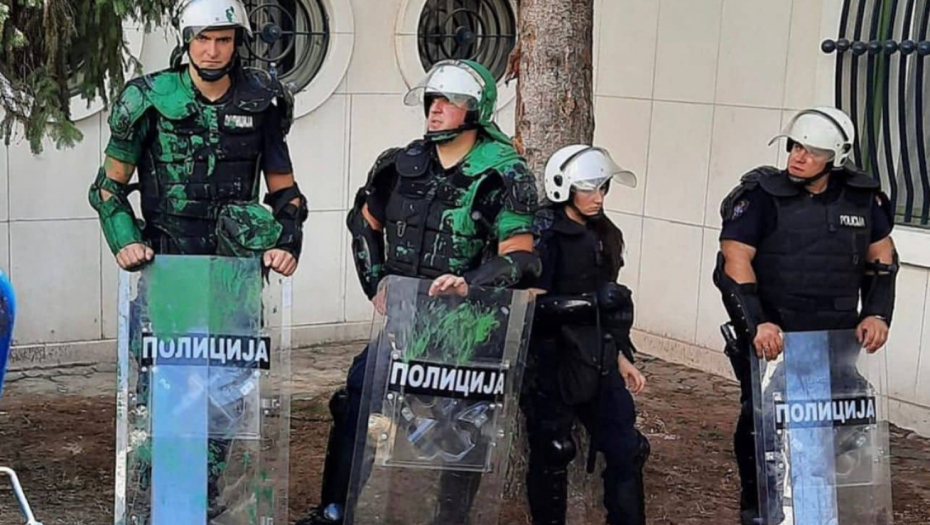 SRAMNO! Pogledajte kako se tajkunski portal sprda sa srpskom policijom, koju su nasilnici danas gađali u Novom Sadu