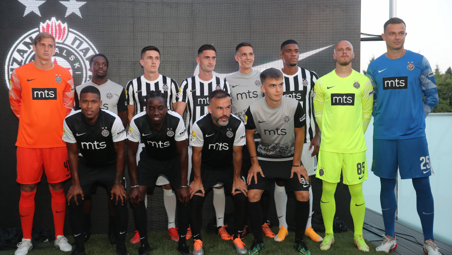 CRNO-BELI U DRUGAČIJEM IZDANJU Partizan predstavio dresove za novu sezonu (FOTO)