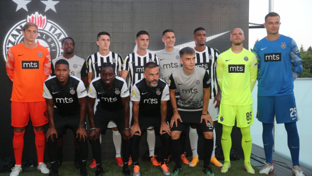 CRNO-BELI U DRUGAČIJEM IZDANJU Partizan predstavio dresove za novu sezonu (FOTO)