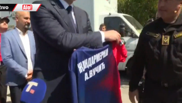 "PREDSEDNIČE, ZNAMO DA VOLITE SPORT" Vučić dobio specijalni poklon od pripadnika Žandarmerije