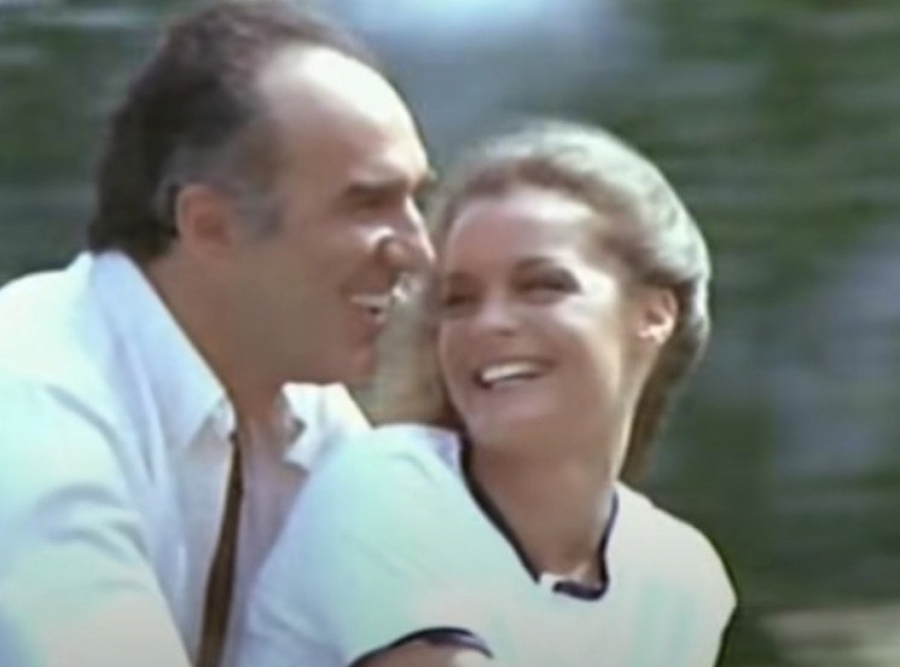 SIN PREMINUO NA ULAZNIM VRATIMA, MUŽ SE OBESIO Stravična sudbina legendarne glumice, prošla je kroz pakao, a završila najtužnije moguće