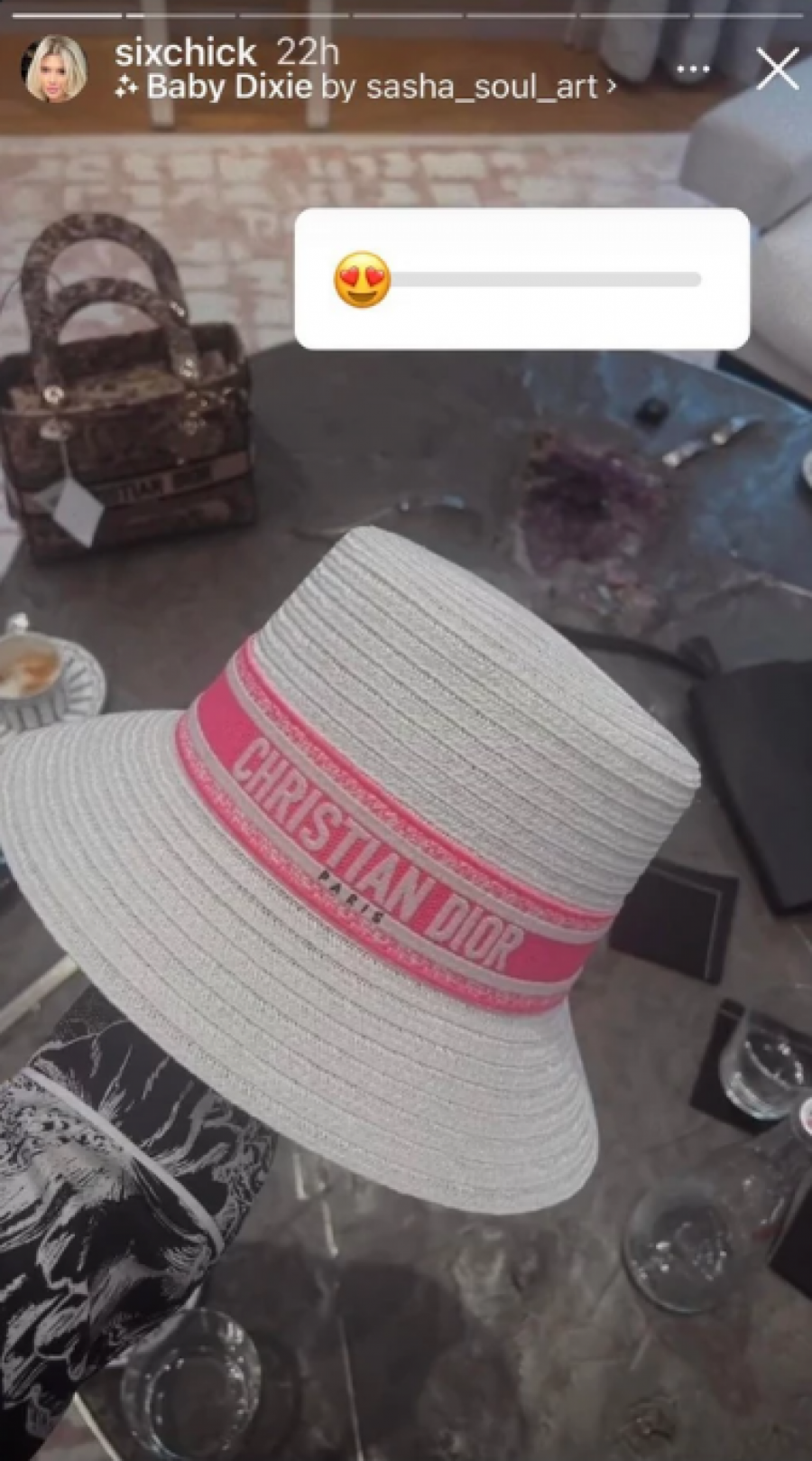 IMA SE, MOŽE SE Naslednica Željka Mitrovića pokazala šešir od 1.200 evra, obožava brendirane stvari, a ovaj detalj je svima zapao za oko (FOTO)