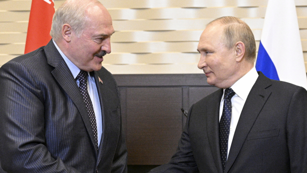 PUTIN DOBIO NEOBIČAN POKLON ZA ROĐENDAN Lukašenko otkrio novinarima: I sam koristim takav