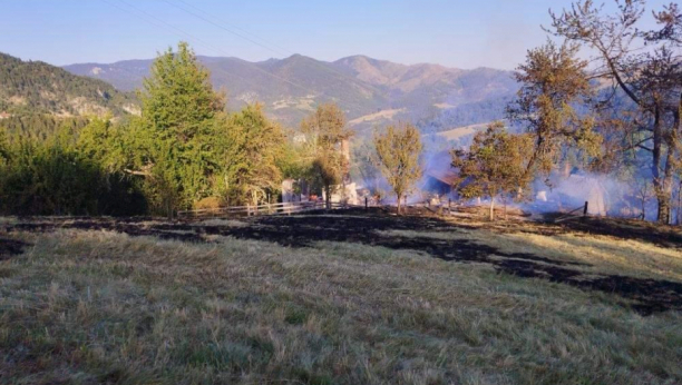 NA POLIGONU KOD SELA ZASELA NAJKRITIČNIJE Požar u južnom delu Kosovske Mitrovice pod kontrolom