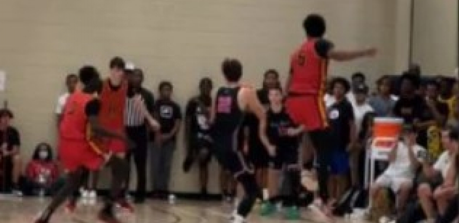 "KRALJ" DOŠAO NA SINOVLJEV MEČ Umesto dominacije Džejmsa juniora, slavu ukrao srpski košarkaš (VIDEO)