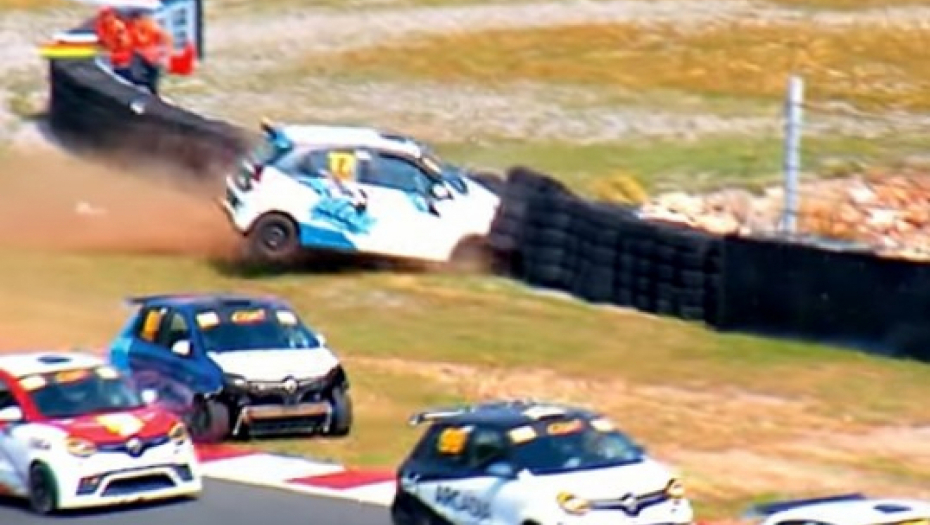 ZBOG JEZIVE NESREĆE PREKINUTA TRKA Automobil pokosio dvoje sudija, muškarca i ženu