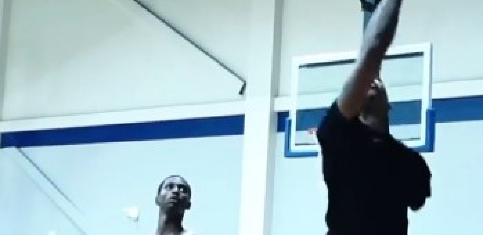 IGRA SAMO JEDNOM RUKOM Ništa ga ne sprečava da bude ravnopravan sa NBA igračima (FOTO/VIDEO)