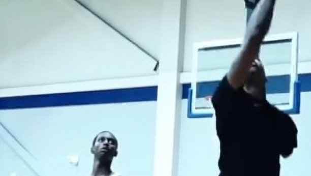 IGRA SAMO JEDNOM RUKOM Ništa ga ne sprečava da bude ravnopravan sa NBA igračima (FOTO/VIDEO)
