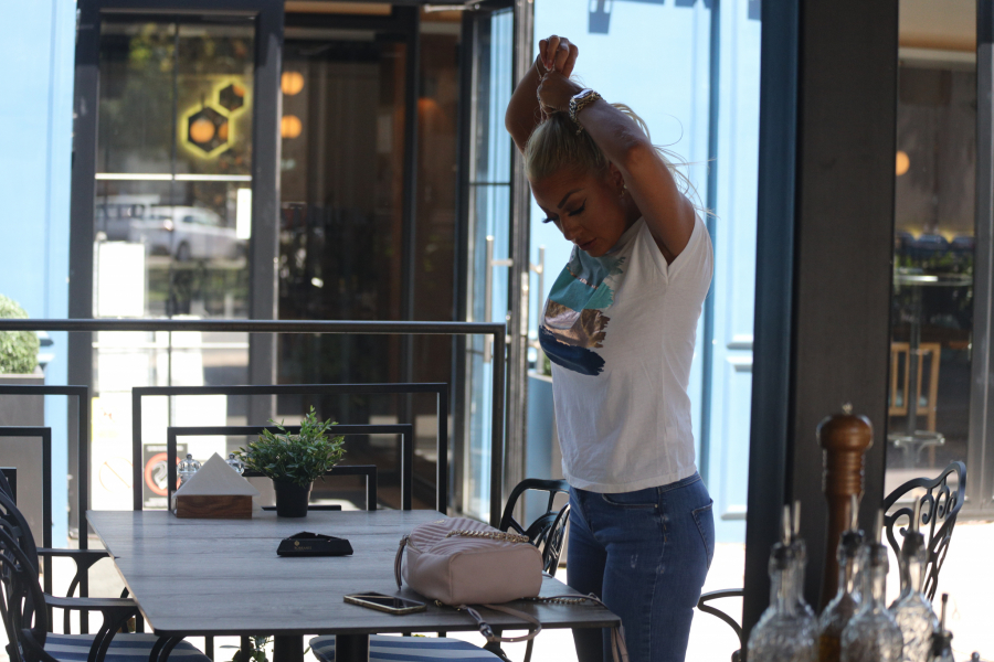 ALO! PAPARAZZO USLIKAO REŠIĆKU Sandra spakovala život u kese za đubre (FOTO)