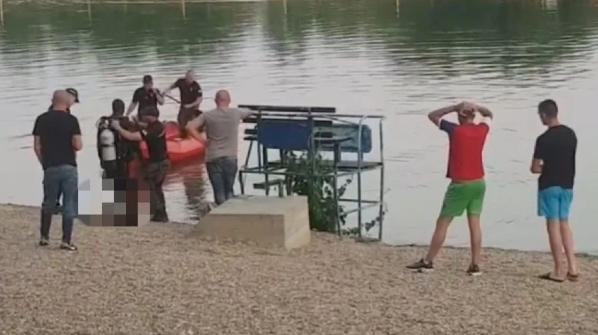 (UZNEMIRUJUĆI FOTO/VIDEO) IZVUČENO TELO UTOPLJENOG MLADIĆA IZ ADE Jedan jeziv detalj ukazuje na mogući uzrok smrti