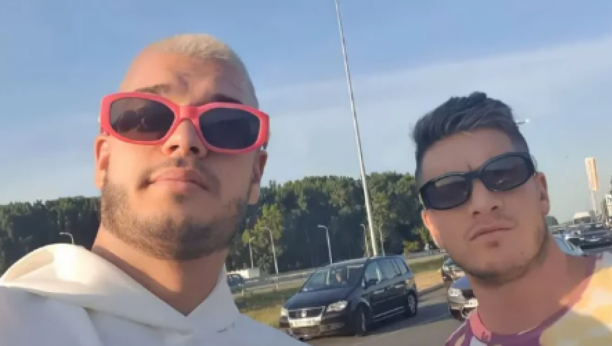 ALEKS NEĆE BITI DOBRO Dejan Dragojević uhvaćen na primorju u njihovom zagrljaju, saleću ga sa svih strana, ovo radi misleći da ga niko ne vidi