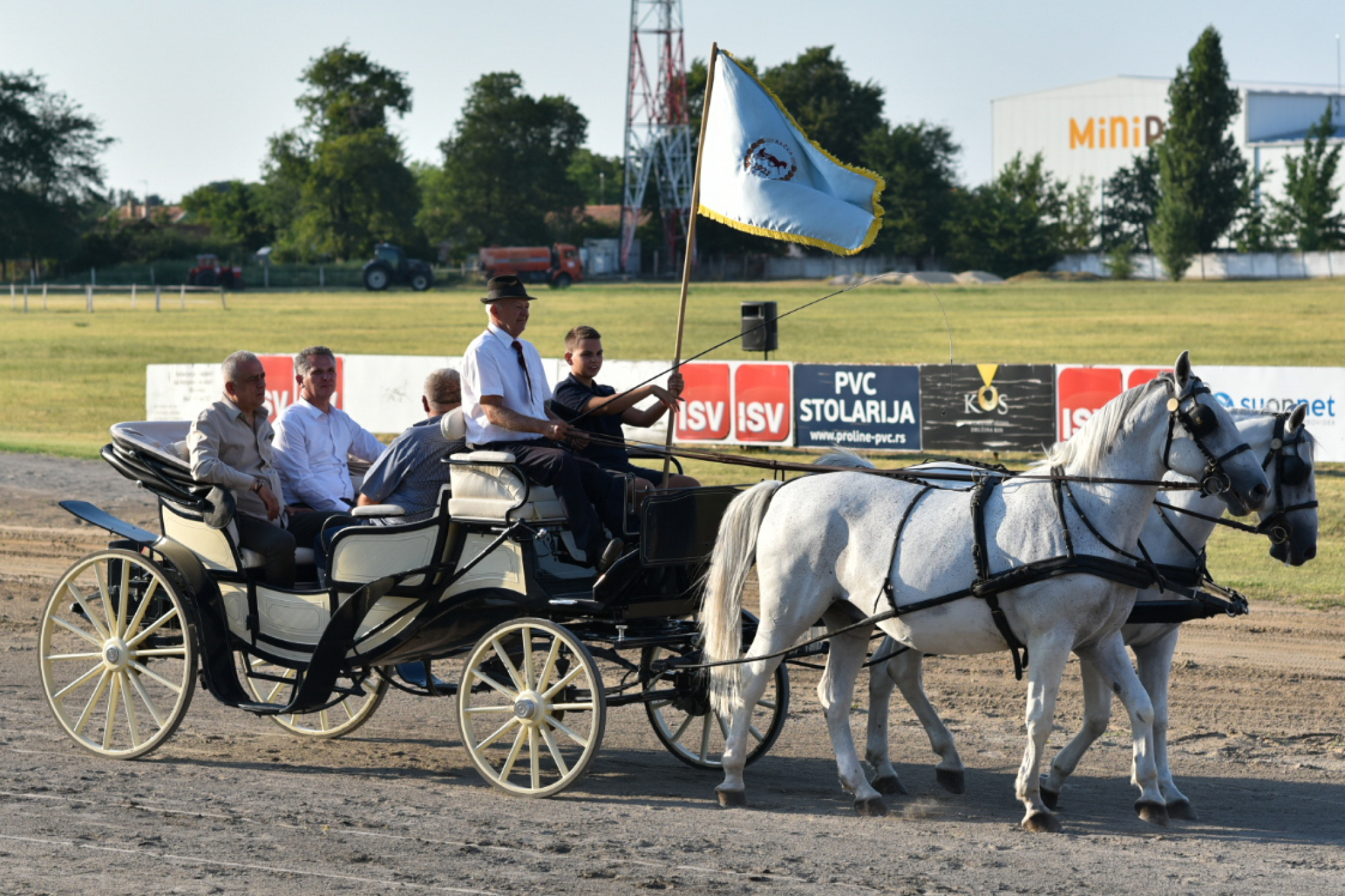 Pobednički pehar kasačke trke „Dužijanca” gradonačelnik Bakić uručio Branislavu Jokiću