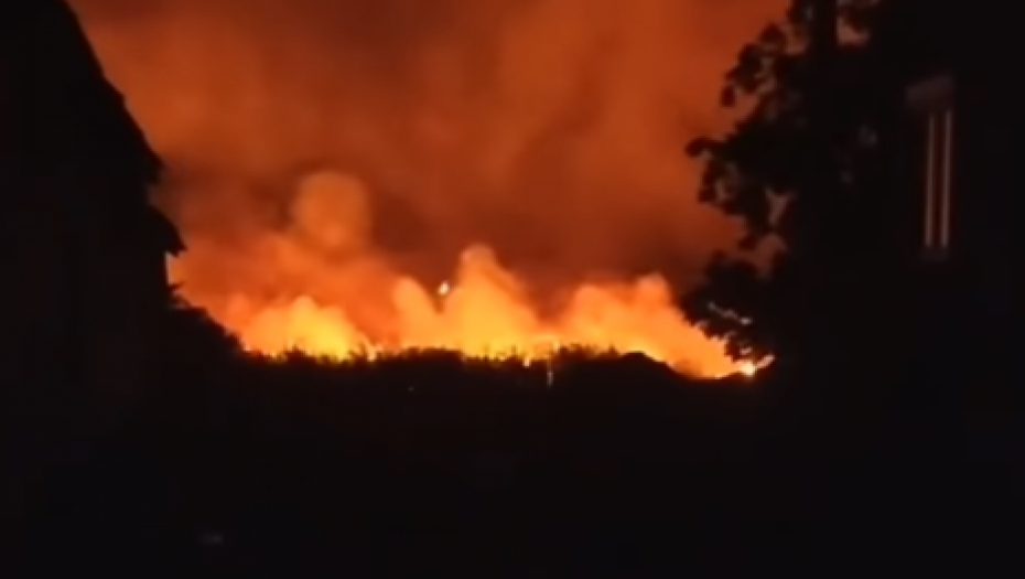 GORI LIVADA U ZRENJANINU Veliki požar, vatra može da se proširi na kuće u blizini (VIDEO)