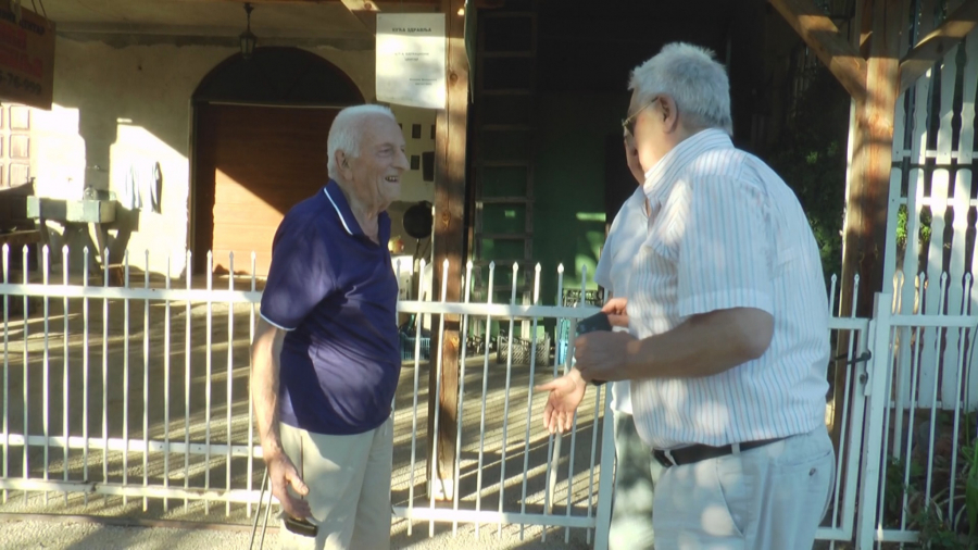 DEDA MILOVAN NE STIŽE DA ODGOVORI NA POZIVE Od kada je izlečio Čedu Jovanovića svi traže njegovu pomoć (FOTO)