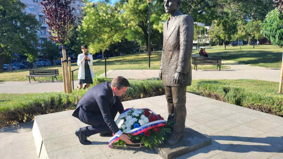 Ministar Selaković položio venac na spomenik Principu (FOTO/VIDEO)