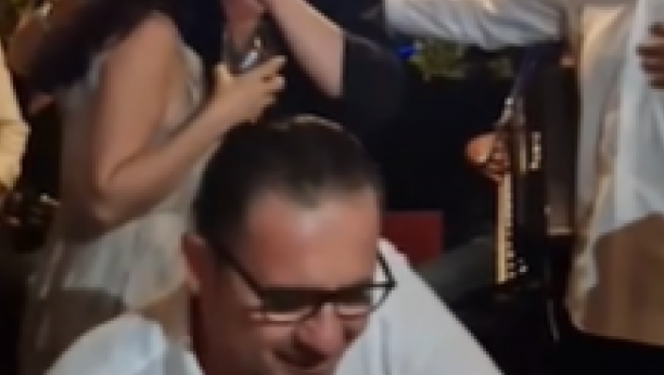 SAMO NEKA JE VESELO Peđa Mijatović zapevao zajedno sa Matićem i Pejovićem (VIDEO)