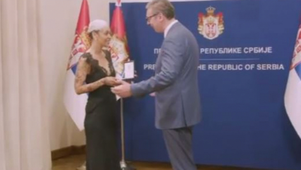 "VELIKA JE ČAST" Mariza objavila klip iz Beograda i dodelu medalje koju je dobila od predsednika Vučića (VIDEO)