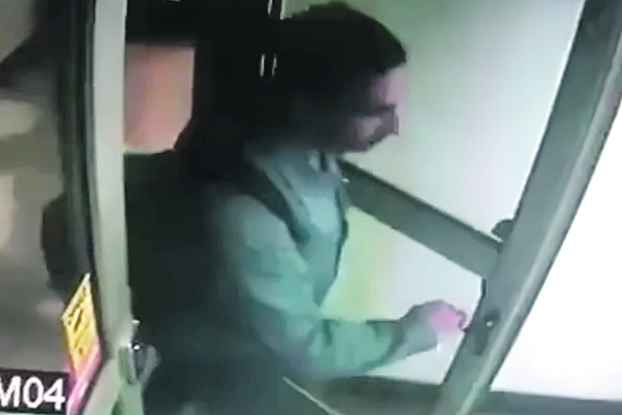 PENZIONERI, OPREZ, U PITANJU JE PREVARA! Mlađi muškarac donosi pakete pomoći i naplaćuje dostavu od 1.200 do 3.200 dinara