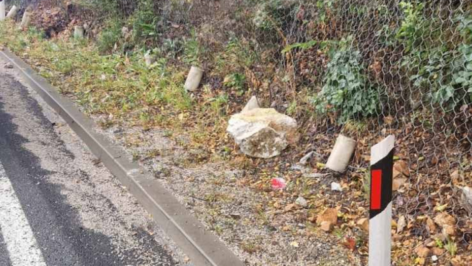 OGROMAN KAMEN SE SRUČIO NA PUT KA ZLATIBORU  I UDARIO U VOZILO Pogledajte kako izleda smrskani automobil (FOTO)