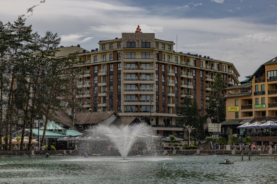 LETA SU LEPŠA NA OBRONCIMA ZLATNE PLANINE Na korak od mira, prirode i svežine – hotel Zlatibor mountain resort & spa