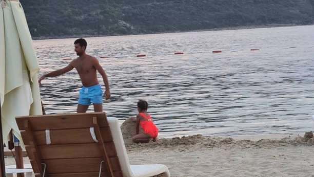 EKSKLUZIVNI ALO! PAPARACO Novak Đoković uživa sa naslednicom na primorju, uhvaćeni na plaži, a emotivan trenutak je sve raznežio (FOTO)