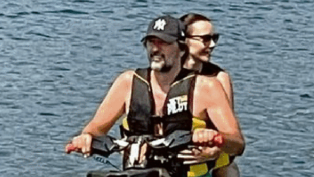 GLUMAČKI PAR UŽIVA U VILI KARIĆA Sloboda Mićalović i Vojin Ćetković se opustili na plaži, a ovaj biznismen im pravi društvo (FOTO)