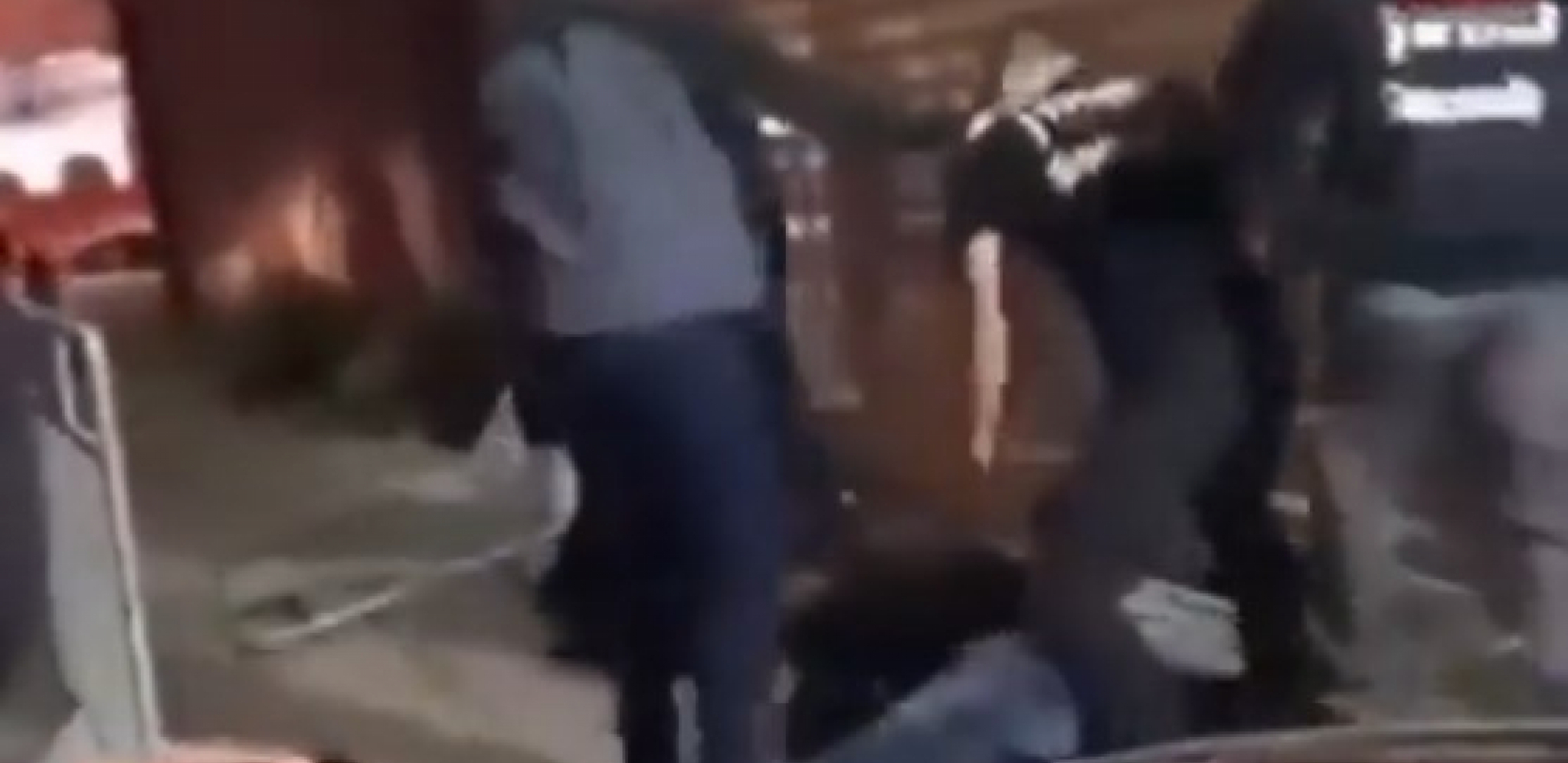 (UZNEMIRUJUĆI VIDEO) STRAVIČAN SNIMAK ISPRED NOĆNOG KLUBA Obezbeđenje brutalno udara i gazi goste