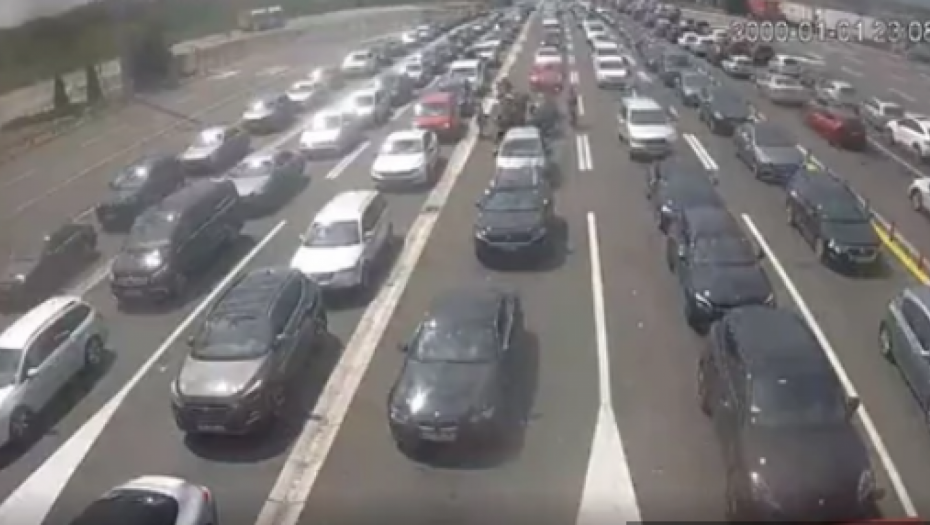 KILOMETARSKE KOLONE NA GRANICAMA Turisti u agoniji, na prelazima čekaju i po tri sata, ovo su najkritičnije tačke