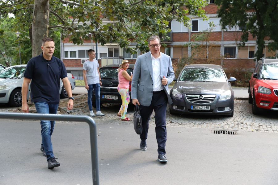 UVEK IMA VREMENA ZA NAROD Predsednika Vučića pre sednice SNS dočekali građani i zatražilI da se slikaju sa njim, a njegova reakcija je oduševila Srbiju! (FOTO)