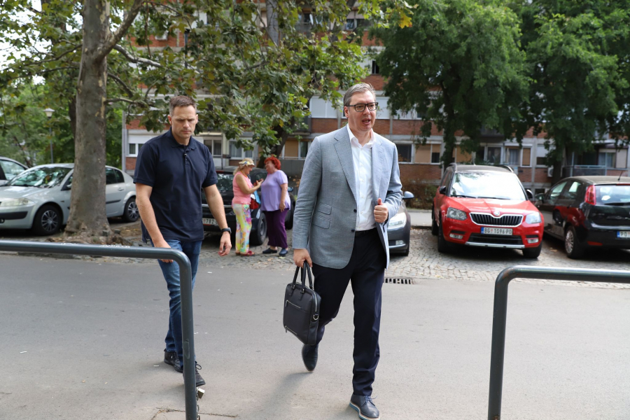 UVEK IMA VREMENA ZA NAROD Predsednika Vučića pre sednice SNS dočekali građani i zatražilI da se slikaju sa njim, a njegova reakcija je oduševila Srbiju! (FOTO)