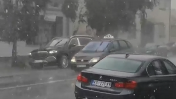 NEVREME SE SRUČILO NA SRBIJU! Potopljene ulice,  jak grad "tukao" u ovim mestima, sve se zabelelo (VIDEO)