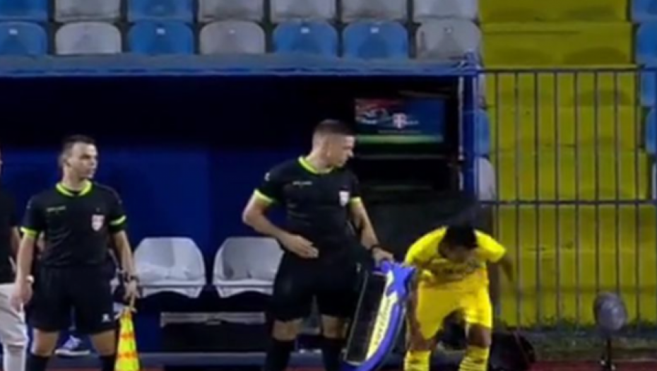 OVO SE RETKO VIĐA Sudija semaforom udario igrača po nozi (VIDEO)