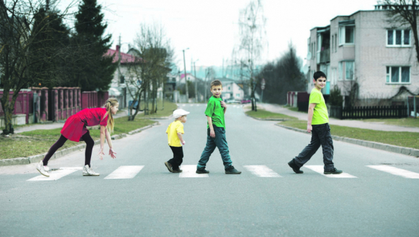 RADE SKLEKOVE NA PEŠAČKOM DOK JE ZELENO SVETLO Tiktok izazov vreba decu, besni posmatrači s nevericom se krste