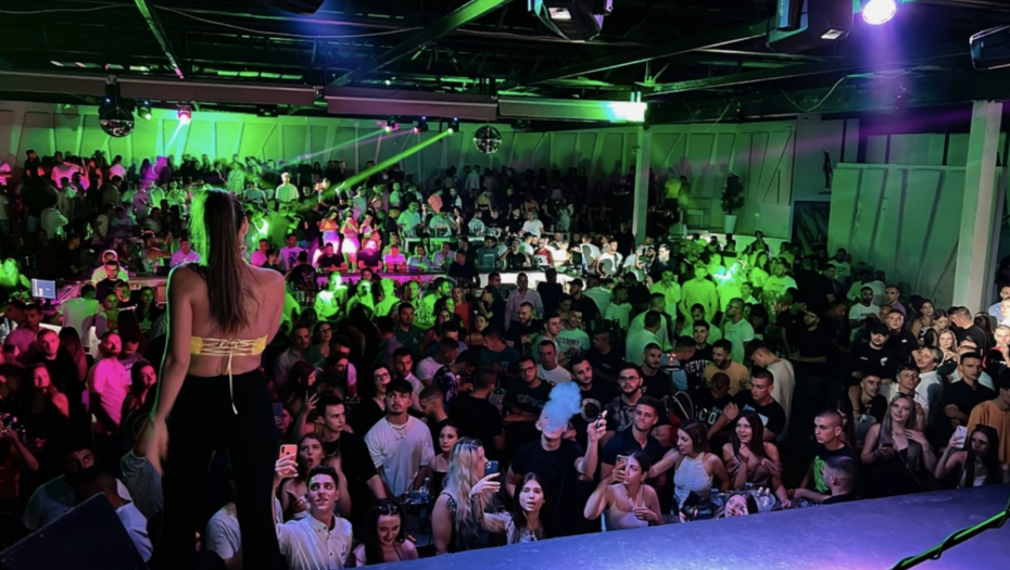 NA SCENI SA ČETIRI MUŠKARCA Anastasija Ražnatović napunila klub u Makedoniji, ljudi čekali ispred vrata da slušaju pevačicu