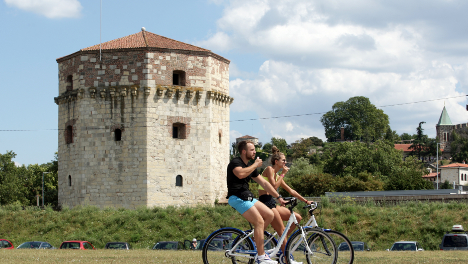 DANAS TOPLO I SUNČANO Uživajte u lepom vremenu prvog dana vikenda, temperatura do 25 stepeni