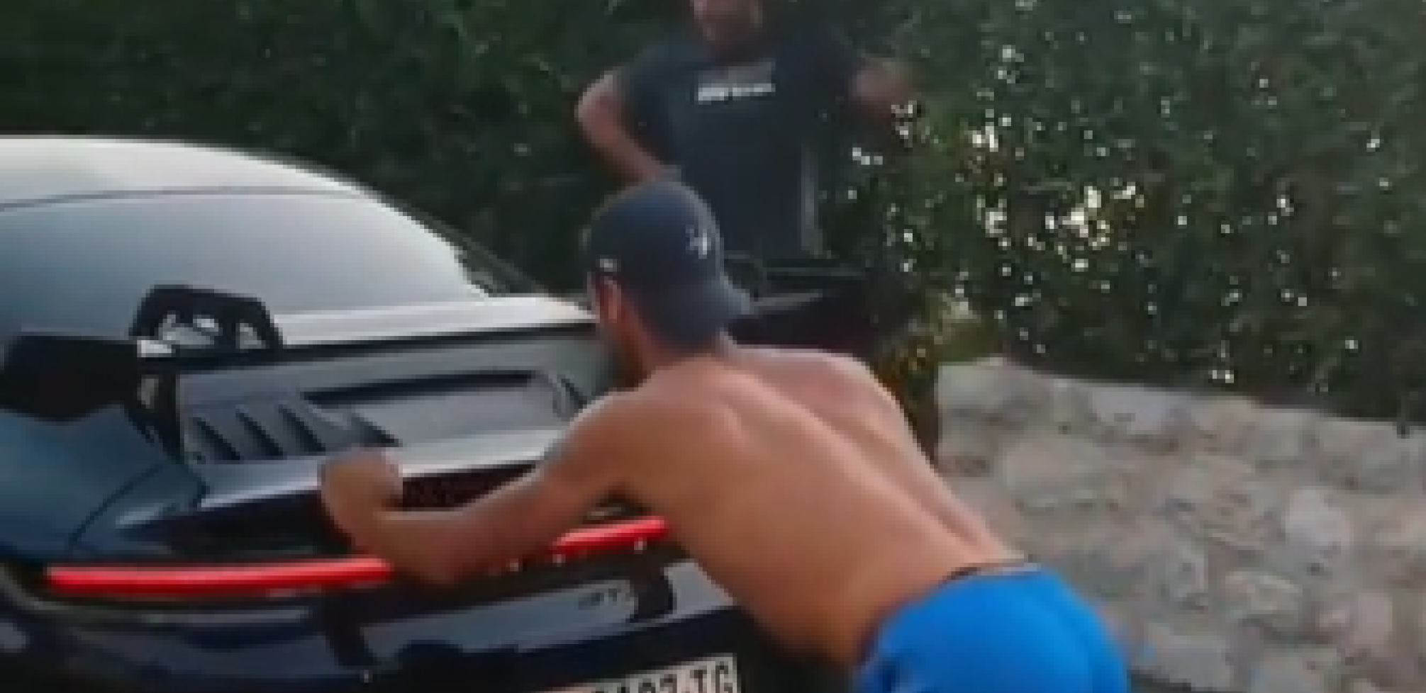 NOVAK KAO ROKI BALBOA Đoković je zver, pogledajte kako gura automobil kroz ulicu (VIDEO)