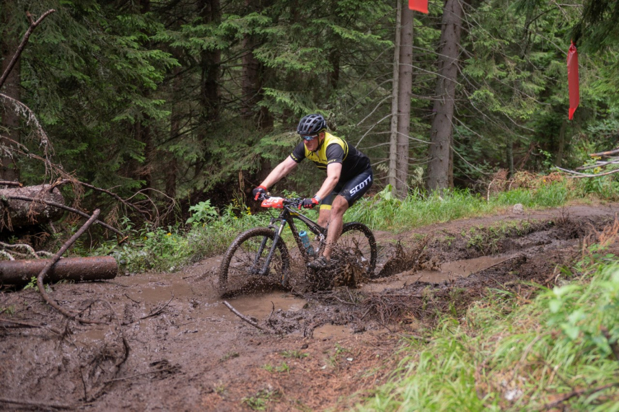 TRI STRANE KOPAONIKA PO DEVETI PUT NA NAŠOJ PLANINSKOJ LEPOTICI Domaći takmičari Jana Jolović i Srećko Đolić trijumfovali na biciklističkom maratonu