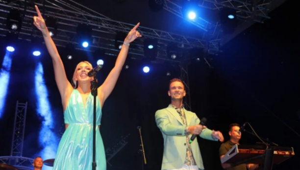 SPEKTAKL ZA PAMĆENJE Hiljade ljudi pevalo sa Angelinom i Milicom Todorović, a ova pevačica večeras zatvara ''Gročanske svečanosti''