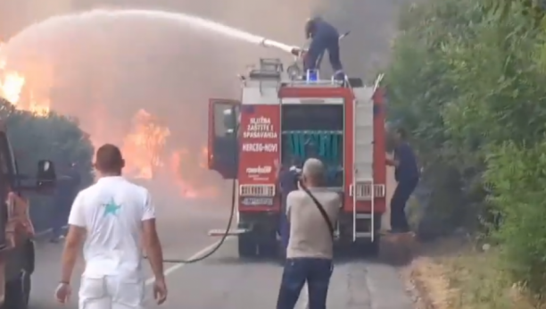 VATRA GUTA SVE PRED SOBOM! Kritična situacija kod Njivica, požar se širi prema kućama (VIDEO)