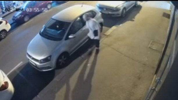 (VIDEO) IZ ČISTOG HIRA UNIŠTAVA TUĐU IMOVINU Kamere ga snimile kako ključem grebe kola po Balkanskoj ulici